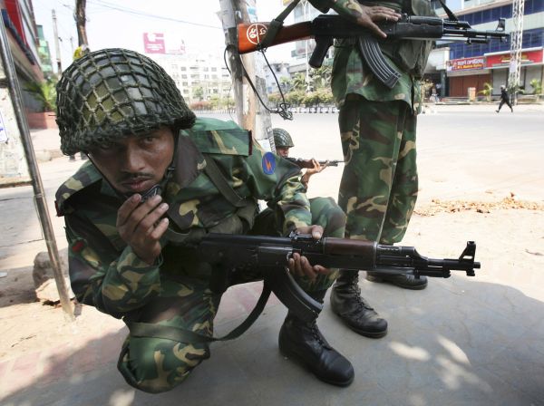 Bangladéšská armáda obléhající velitelství pohraničníků.